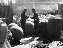 Burgana inspeccionando las minas recogidas por dragaminas vascos en 1937